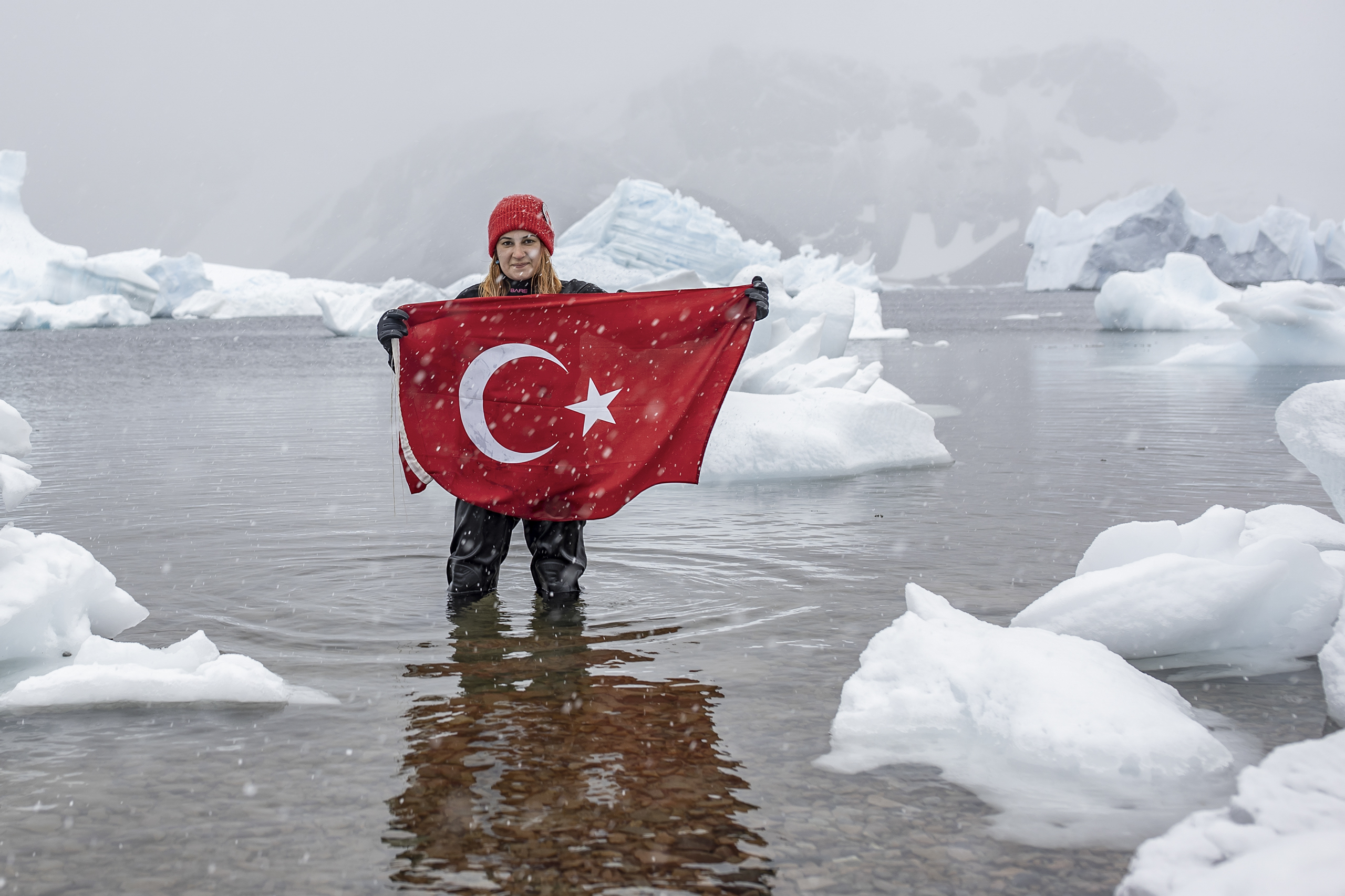 Cumhurbaşkanlığı himayelerinde, Sanayi ve Teknoloji Bakanlığı uhdesinde, TÜBİTAK MAM Kutup Araştırmaları Enstitüsü koordinasyonunda gerçekleştirilen 6. Ulusal Antarktika Bilim Seferi'ni tamamlayan bilim heyeti 46 gün süren seferin ardından bu akşam İstanbul Havalimanı'ndan Türkiye'ye dönüş yapacak. 6. Ulusal Antarktika Bilim Seferi katılımcıları 46 günde 14 proje 120 türe ait 400 Liken ve 35 kg kaya örneği, deniz ve göllerden su, sediment, mikro canlı örnekleri, atmosfer araştırmaları için kozmik parçacık araştırması, mikro partikül sayımı, güneşlenme ve albedometre ölçmeleri yapıldı. Saha çalışmaları 20 kişilik ekip ile 18 gün devam ederek, ekip bir kişinin 5 ayda yapabileceği işi 18 günde tamamladı. 20 kişilik bilim heyeti, 22 Ocak tarihinde çıktıkları yolculuklarında, 20 helikopter operasyonu, 100 saatlik bot çalışması, 18 günlük saha çalışması ile 46 günlük seferleri 36 bin kilometre yol yaparak tamamladılar. Ayrıca bilim insanlarına bulundukları 80 metrelik Betanzos isimli gemide 26 gemi personeli de destek oldu. Anadolu Ajansı Foto Muhabiri Şebnem Coşkun fotoğrafta görülüyor.  ( Atilla Yılmaz - Anadolu Ajansı )